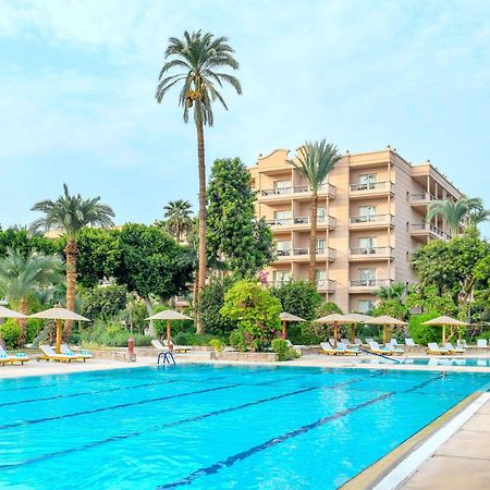 Pavillon Winter Luxor Hotel Bagian luar foto The swimming pool at the hotel