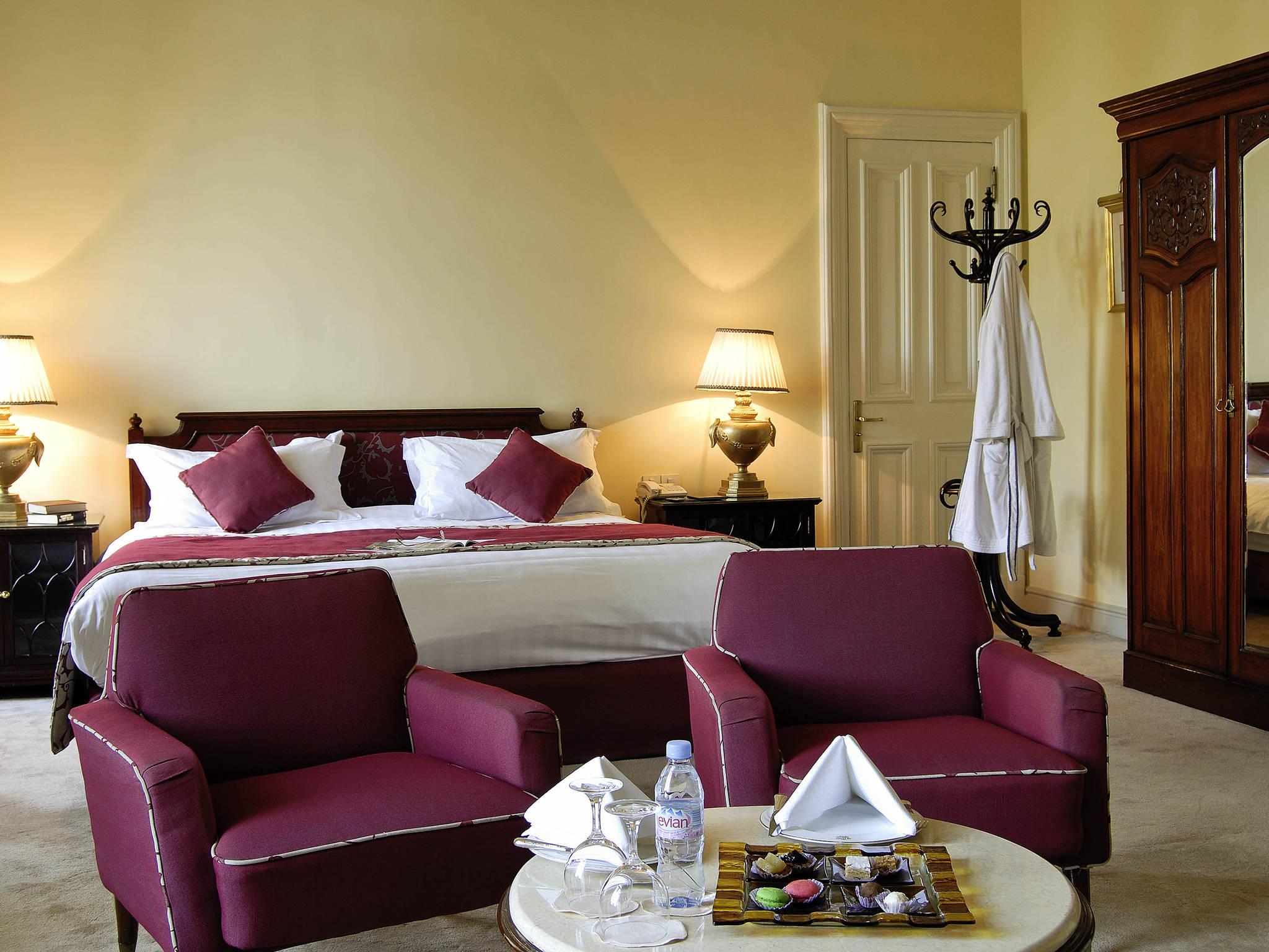 Pavillon Winter Luxor Hotel Bagian luar foto A room at the hotel