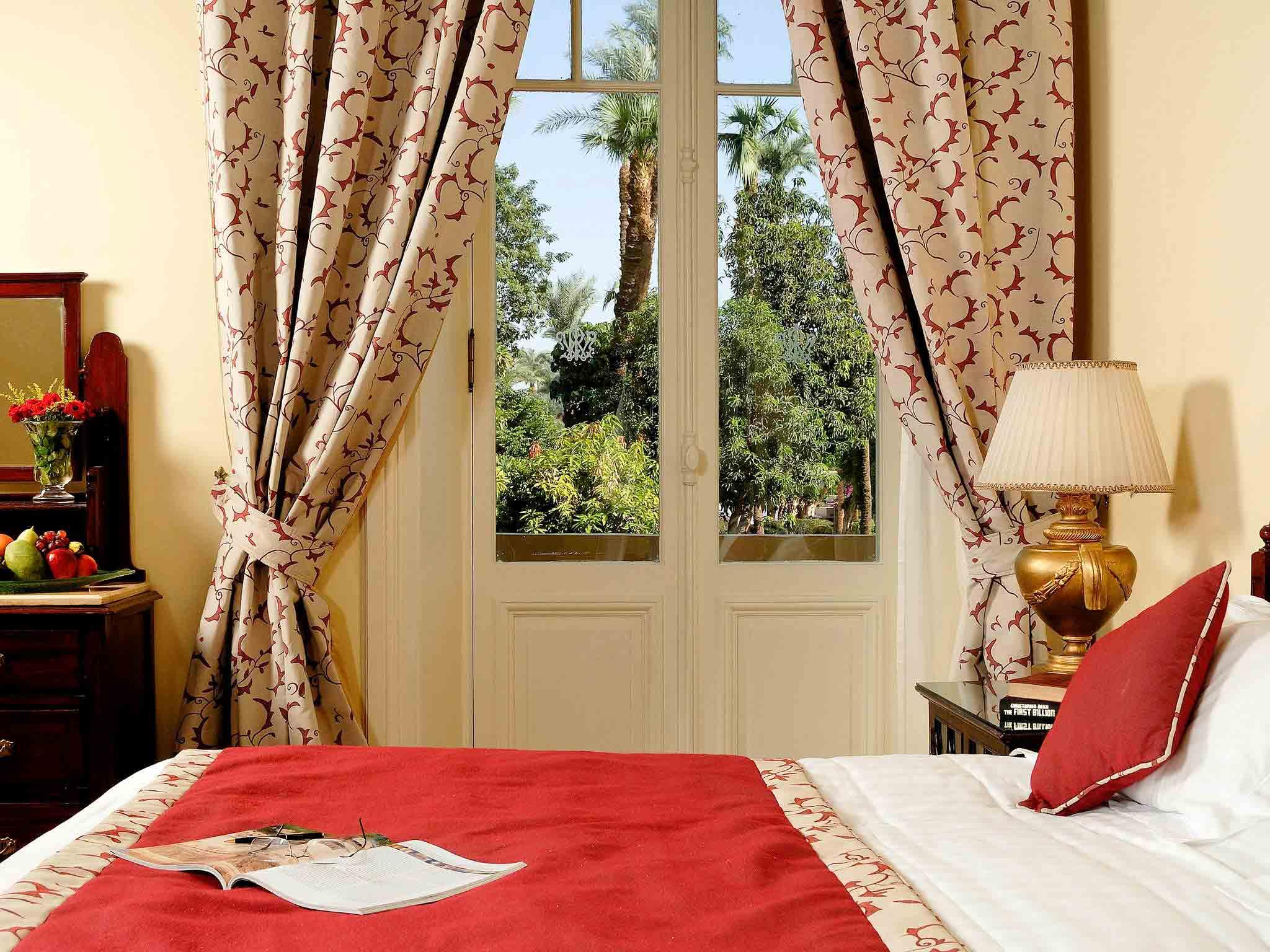 Pavillon Winter Luxor Hotel Bagian luar foto A room at the hotel