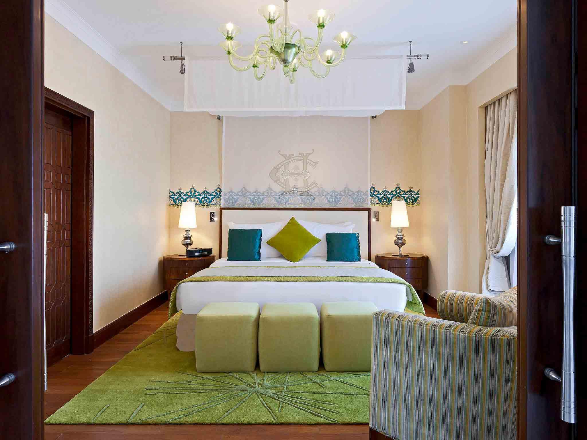 Pavillon Winter Luxor Hotel Bagian luar foto A bedroom at the Taj Bengal
