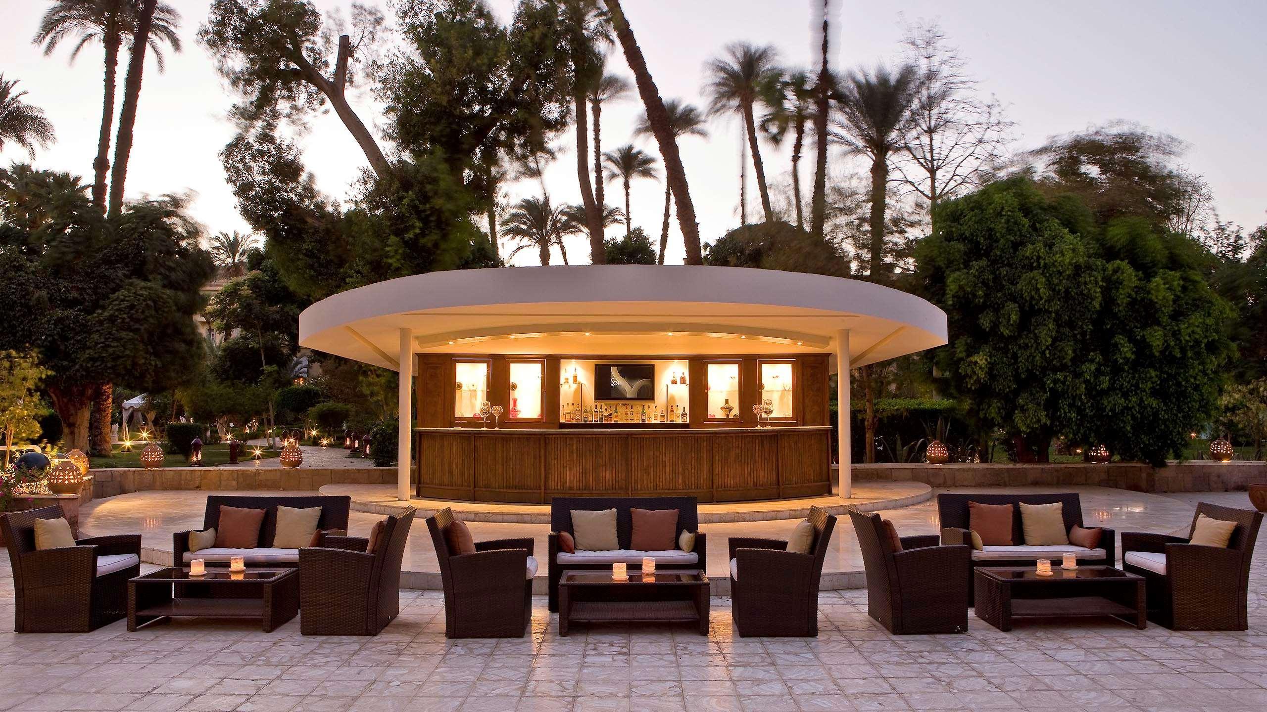 Pavillon Winter Luxor Hotel Bagian luar foto The pool bar at the Four Seasons Hotel, Cairo