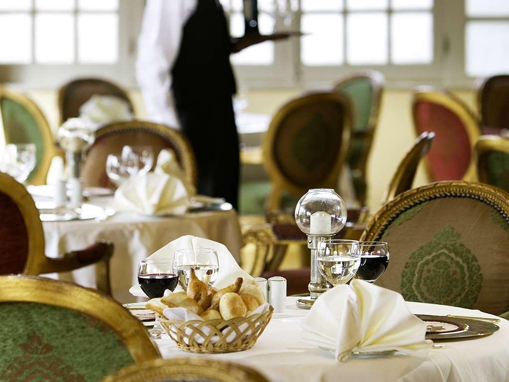 Pavillon Winter Luxor Hotel Bagian luar foto A restaurant in Cairo