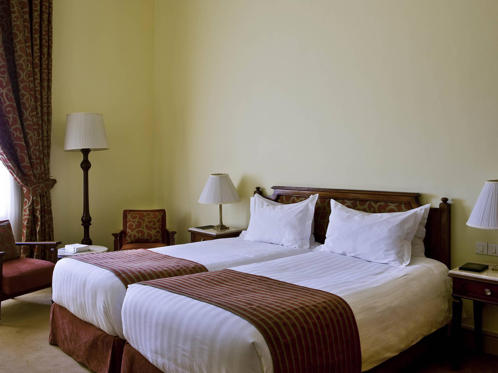Pavillon Winter Luxor Hotel Bagian luar foto A room at the hotel