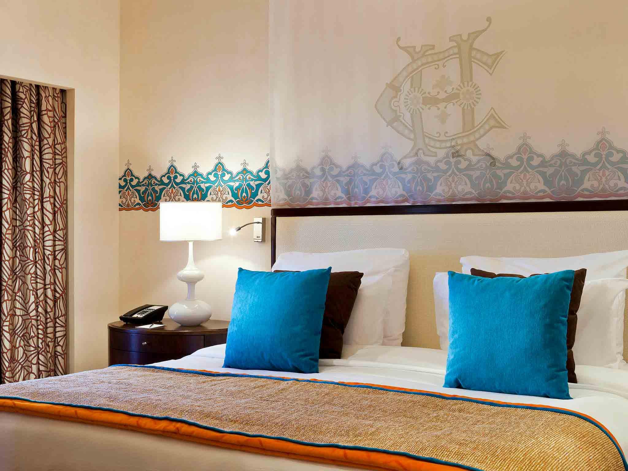 Pavillon Winter Luxor Hotel Bagian luar foto A bedroom at the Taj Bengal