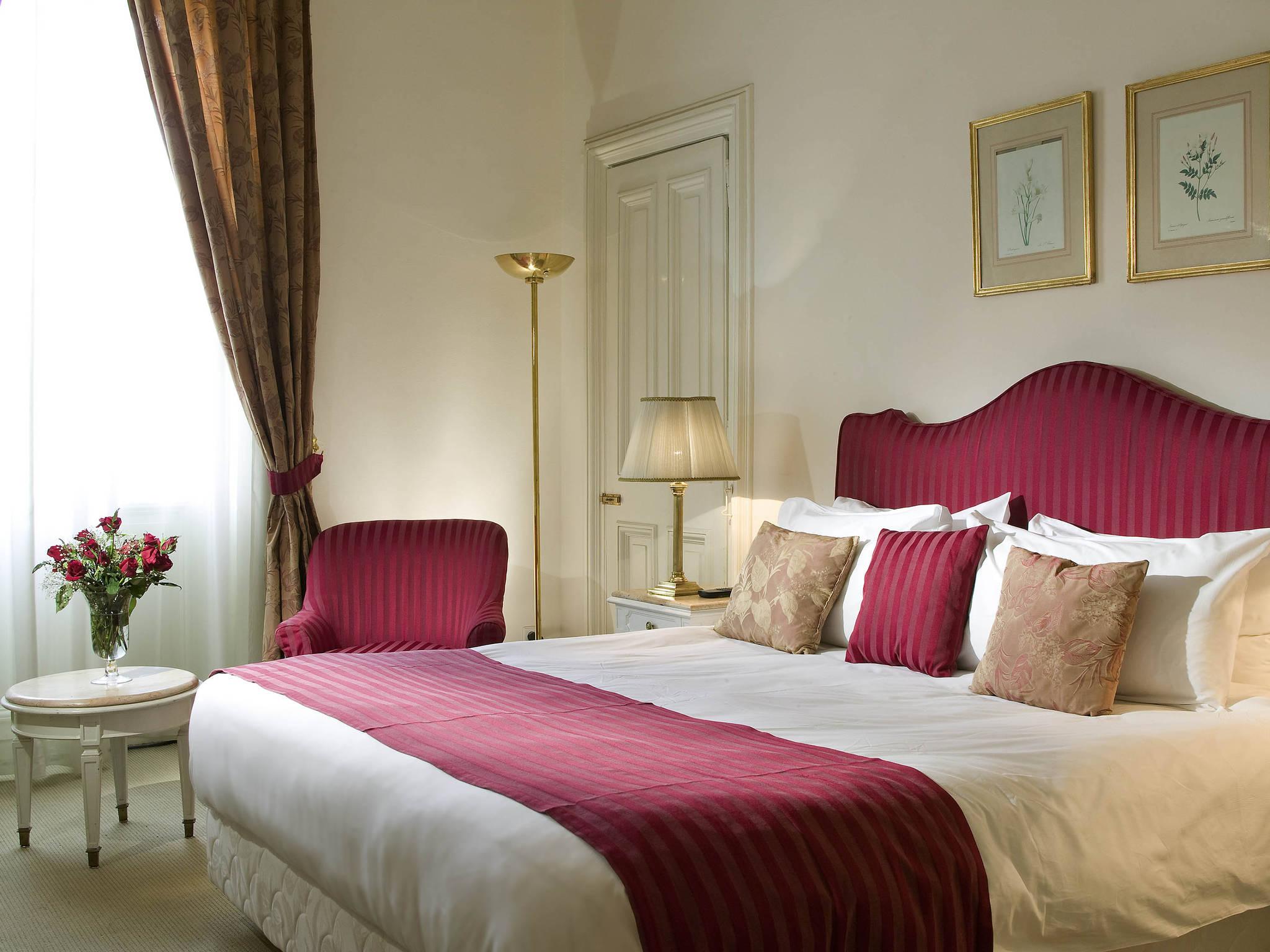 Pavillon Winter Luxor Hotel Bagian luar foto A bedroom at the hotel