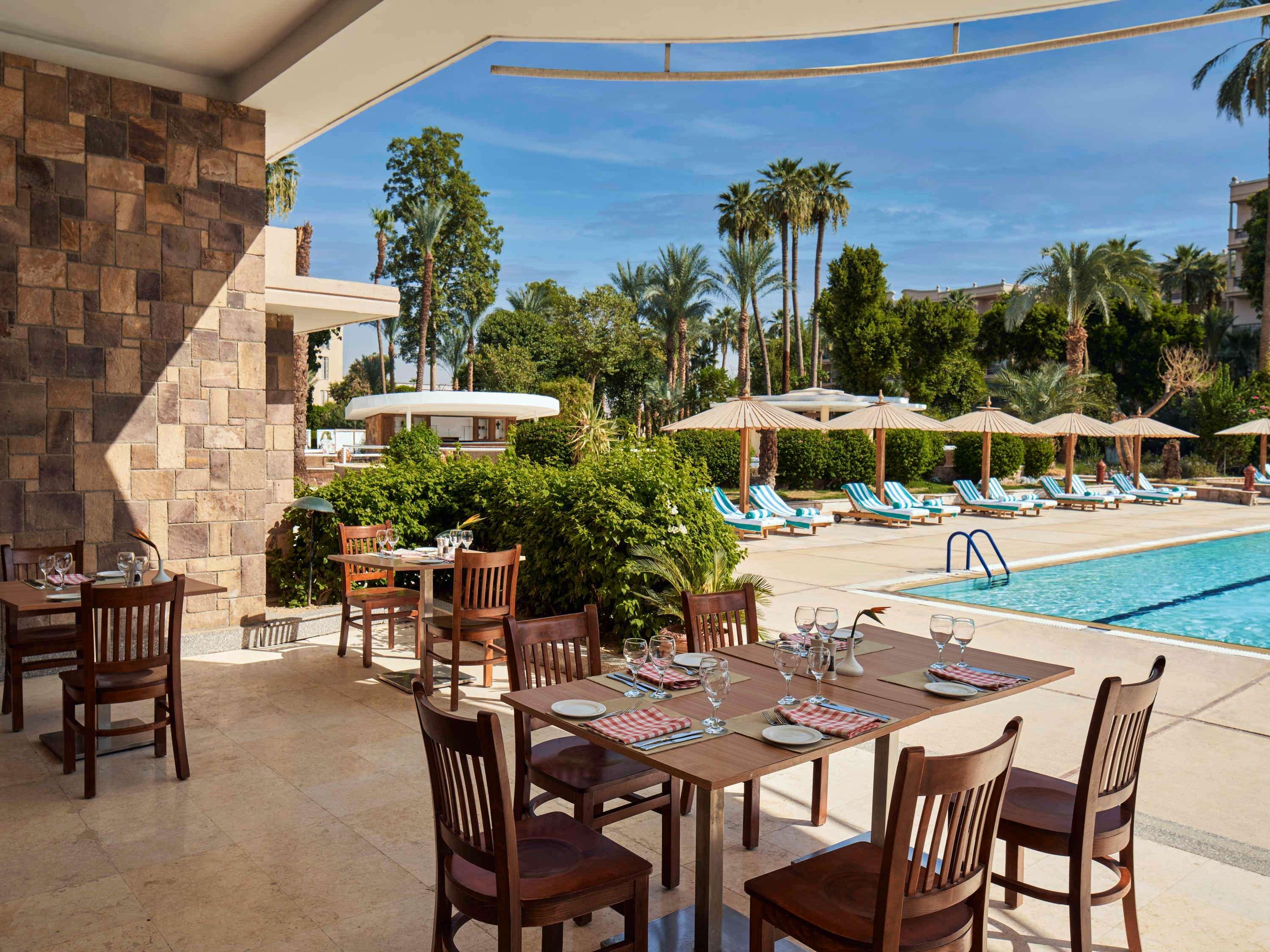 Pavillon Winter Luxor Hotel Bagian luar foto The pool at the Royal Mirage