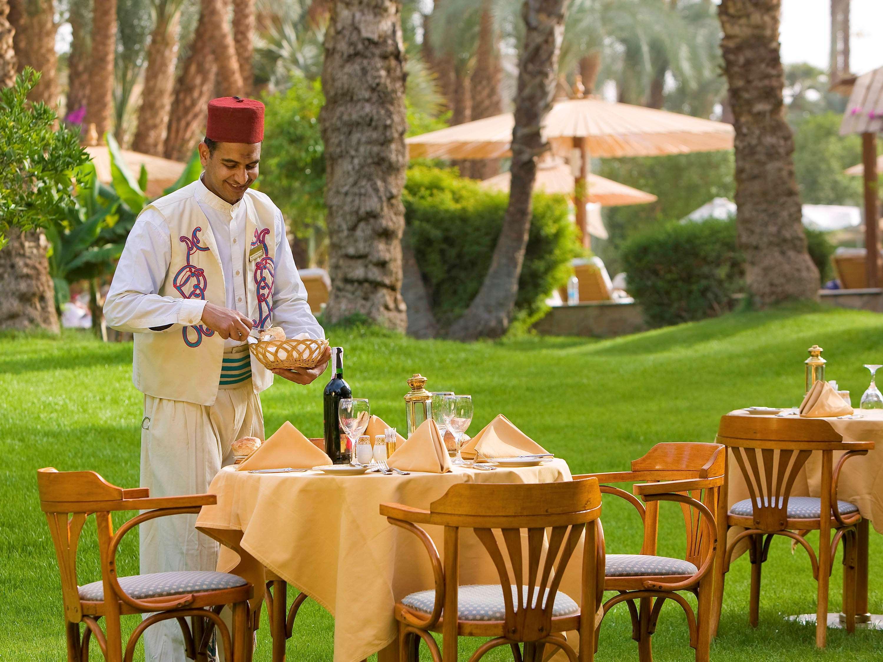 Pavillon Winter Luxor Hotel Bagian luar foto A waiter at the Royal Mirage Hotel in Dubai, United Arab Emirates