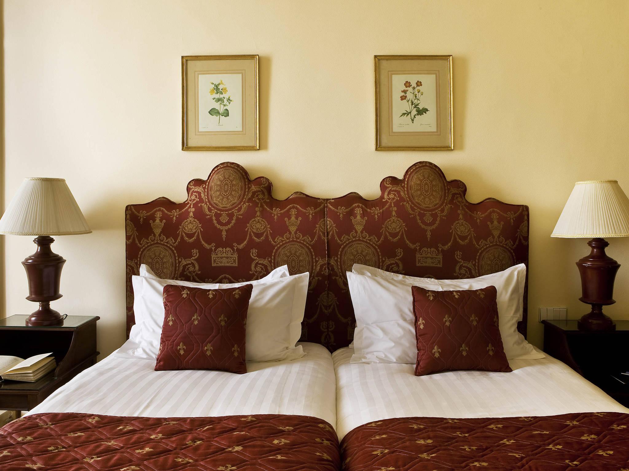 Pavillon Winter Luxor Hotel Bagian luar foto A bedroom at the hotel