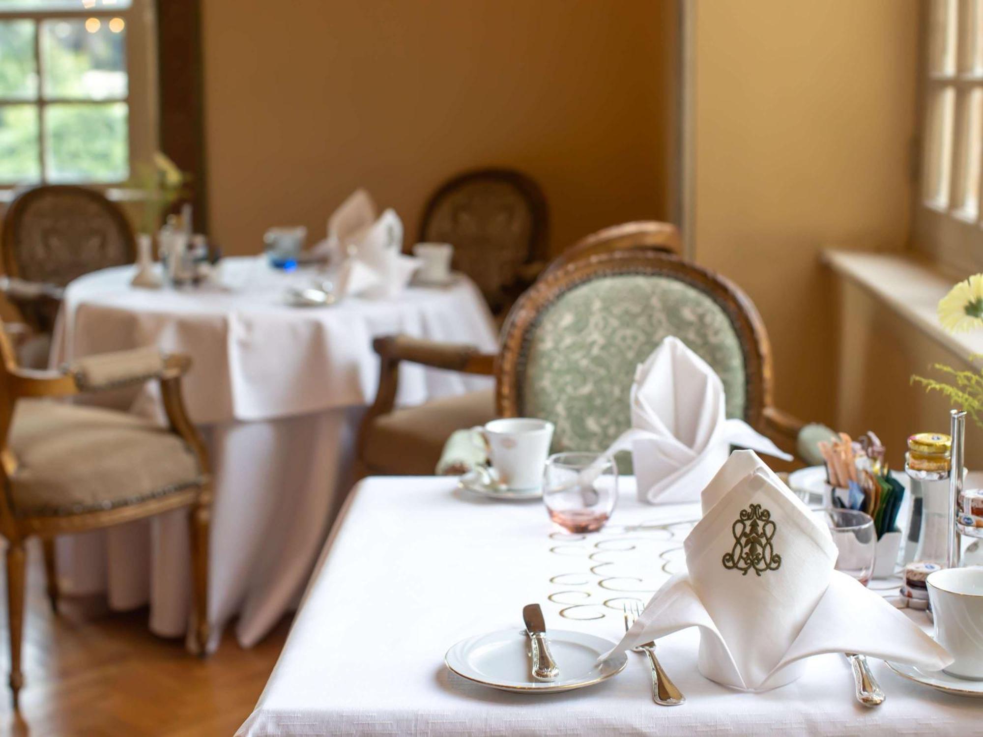 Pavillon Winter Luxor Hotel Bagian luar foto The restaurant at the hotel