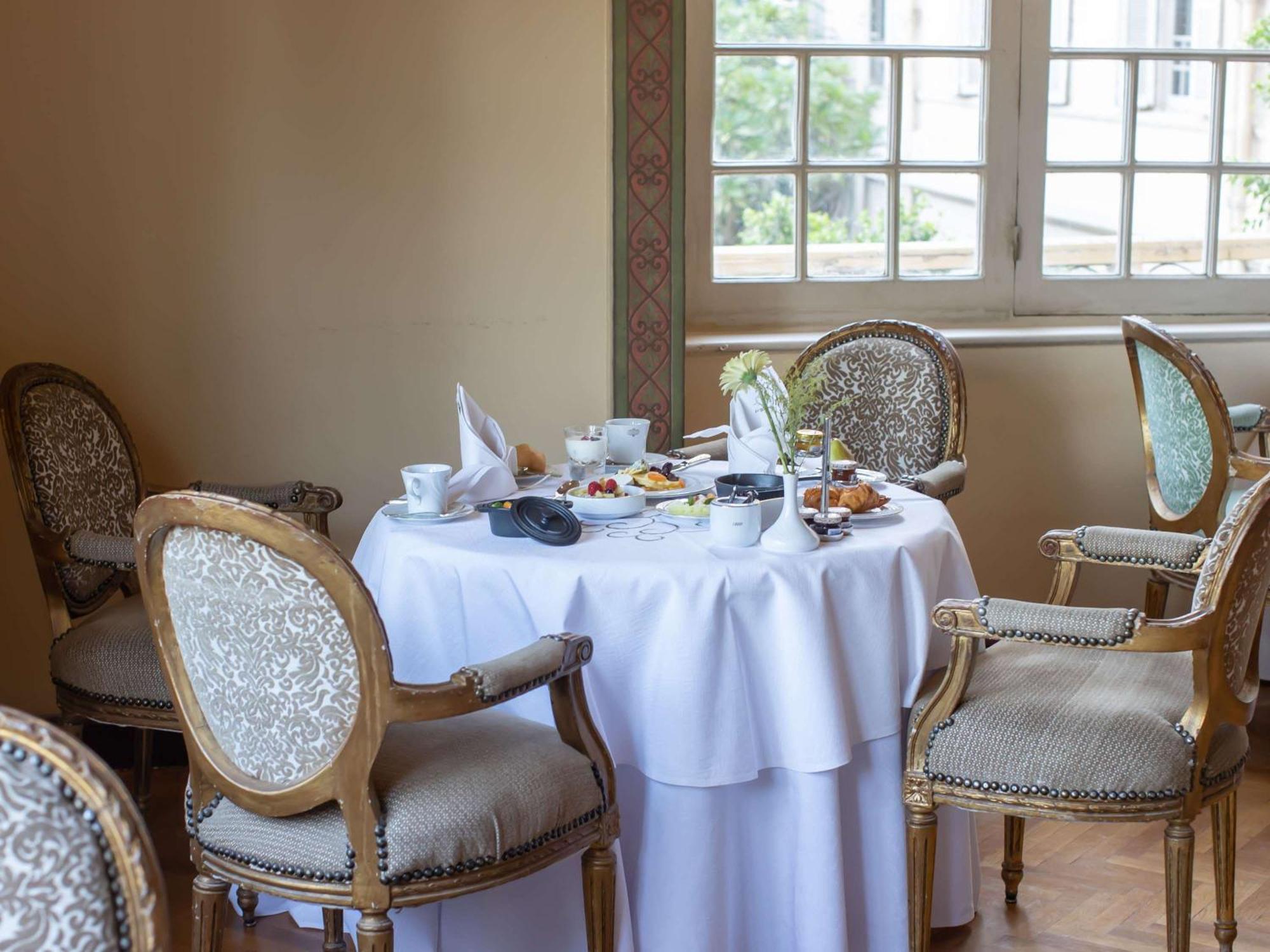 Pavillon Winter Luxor Hotel Bagian luar foto The interior of the restaurant