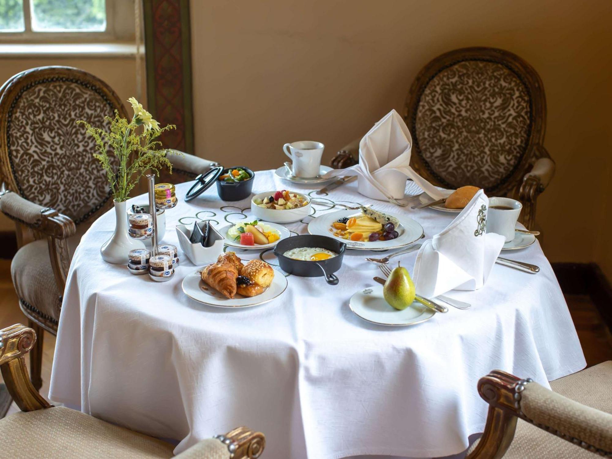 Pavillon Winter Luxor Hotel Bagian luar foto A table set for breakfast