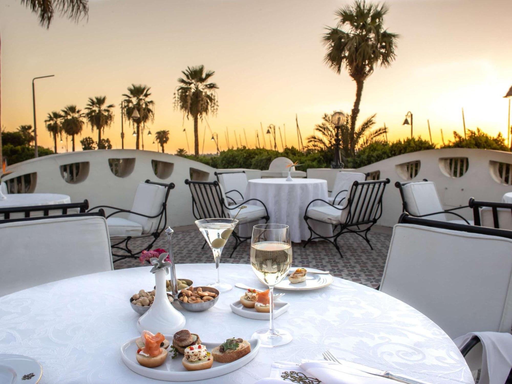 Pavillon Winter Luxor Hotel Bagian luar foto Sunset at the Hotel