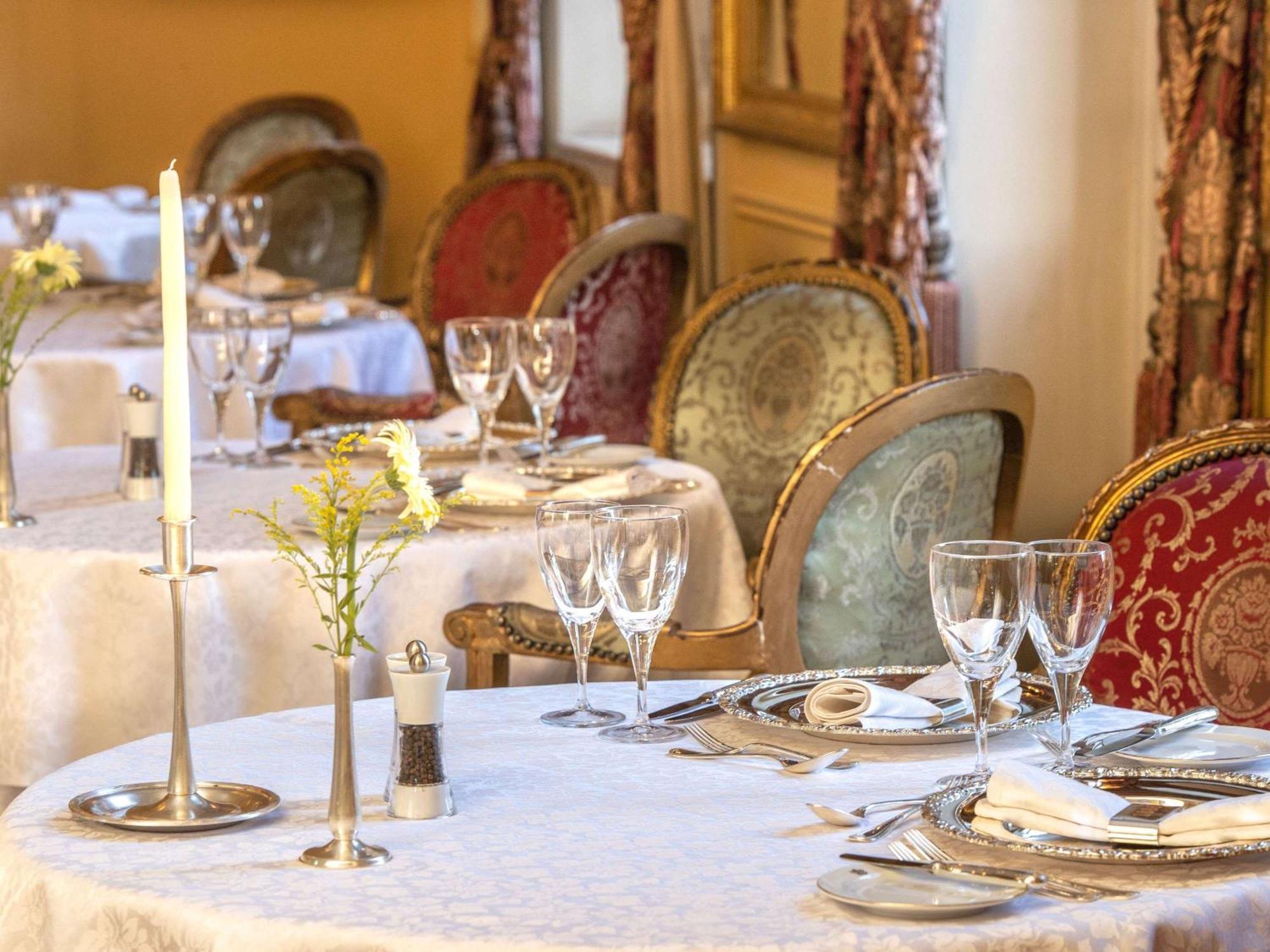 Pavillon Winter Luxor Hotel Bagian luar foto A table set for a formal dinner