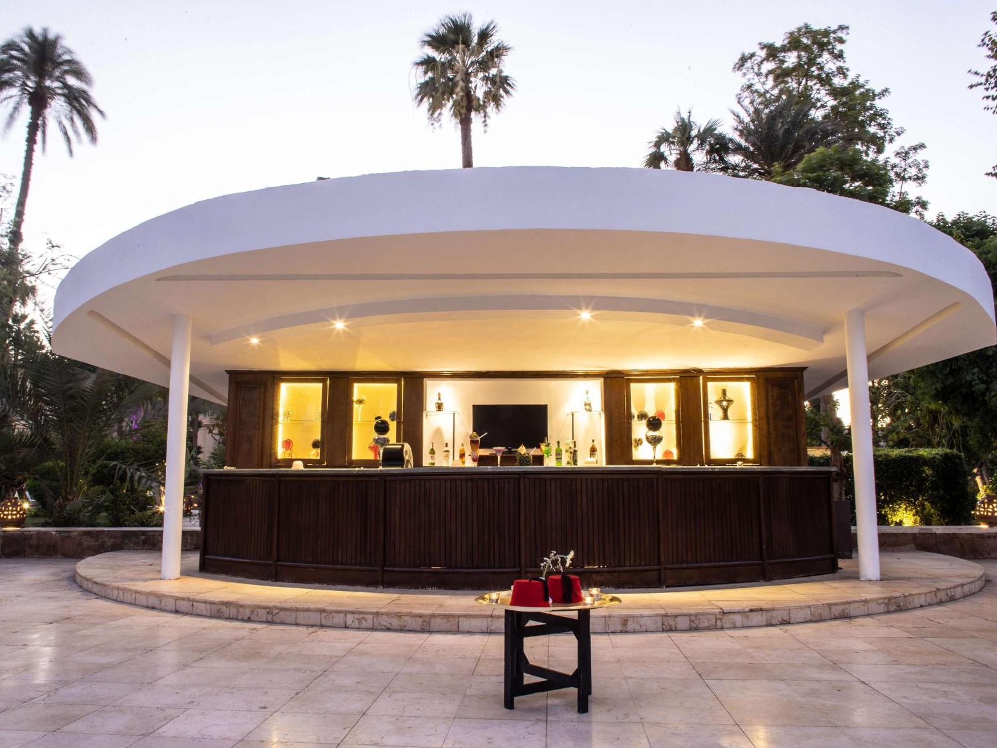 Pavillon Winter Luxor Hotel Bagian luar foto The bar at the pool