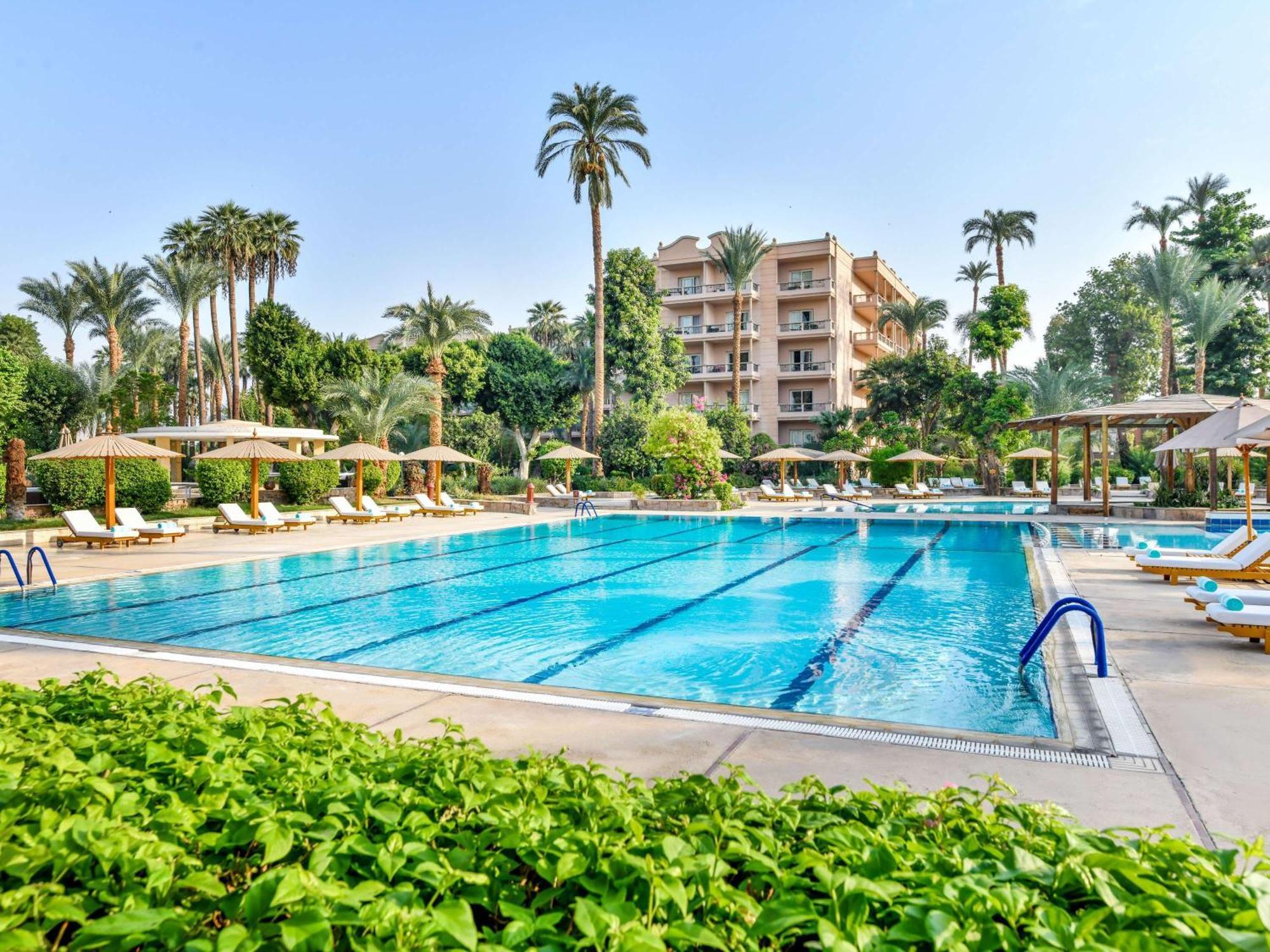 Pavillon Winter Luxor Hotel Bagian luar foto The swimming pool at the Four Seasons Hotel, Cairo at Nile Plaza