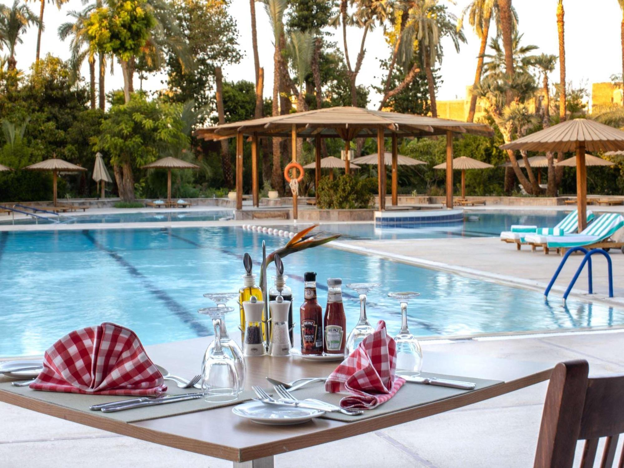 Pavillon Winter Luxor Hotel Bagian luar foto Pool at the hotel