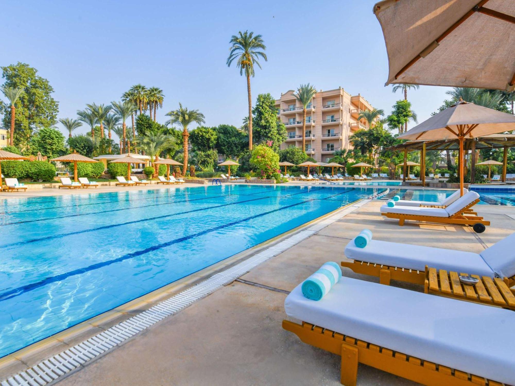 Pavillon Winter Luxor Hotel Bagian luar foto The pool at the Four Seasons Hotel, Cairo