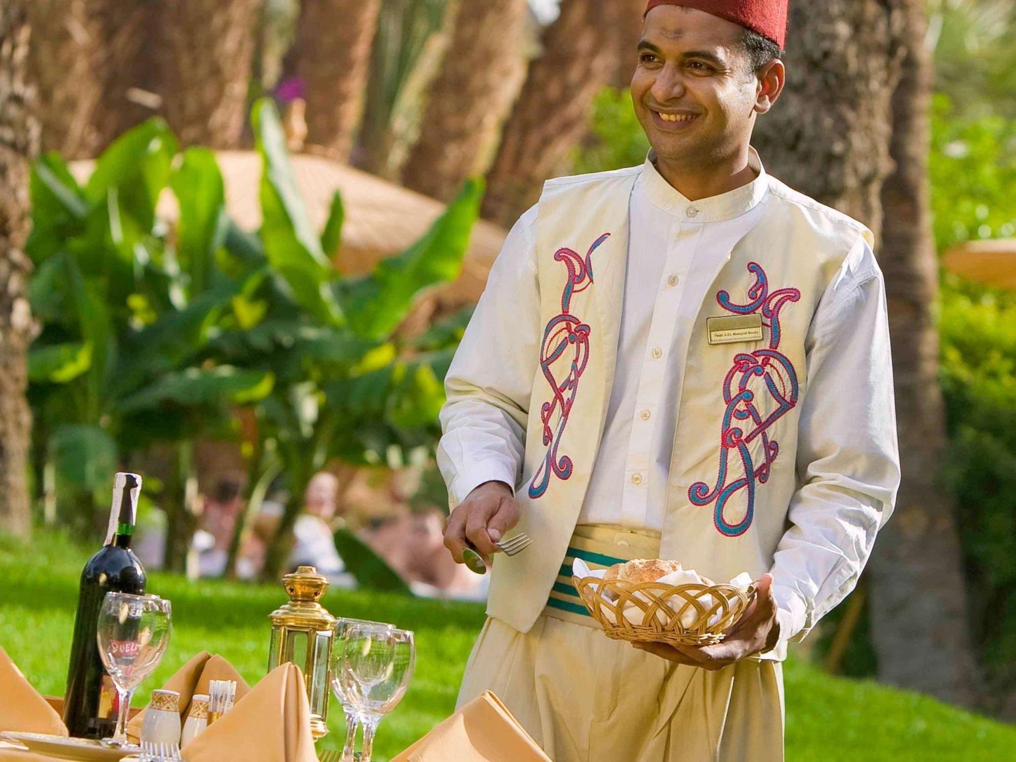 Pavillon Winter Luxor Hotel Bagian luar foto A waiter at the hotel