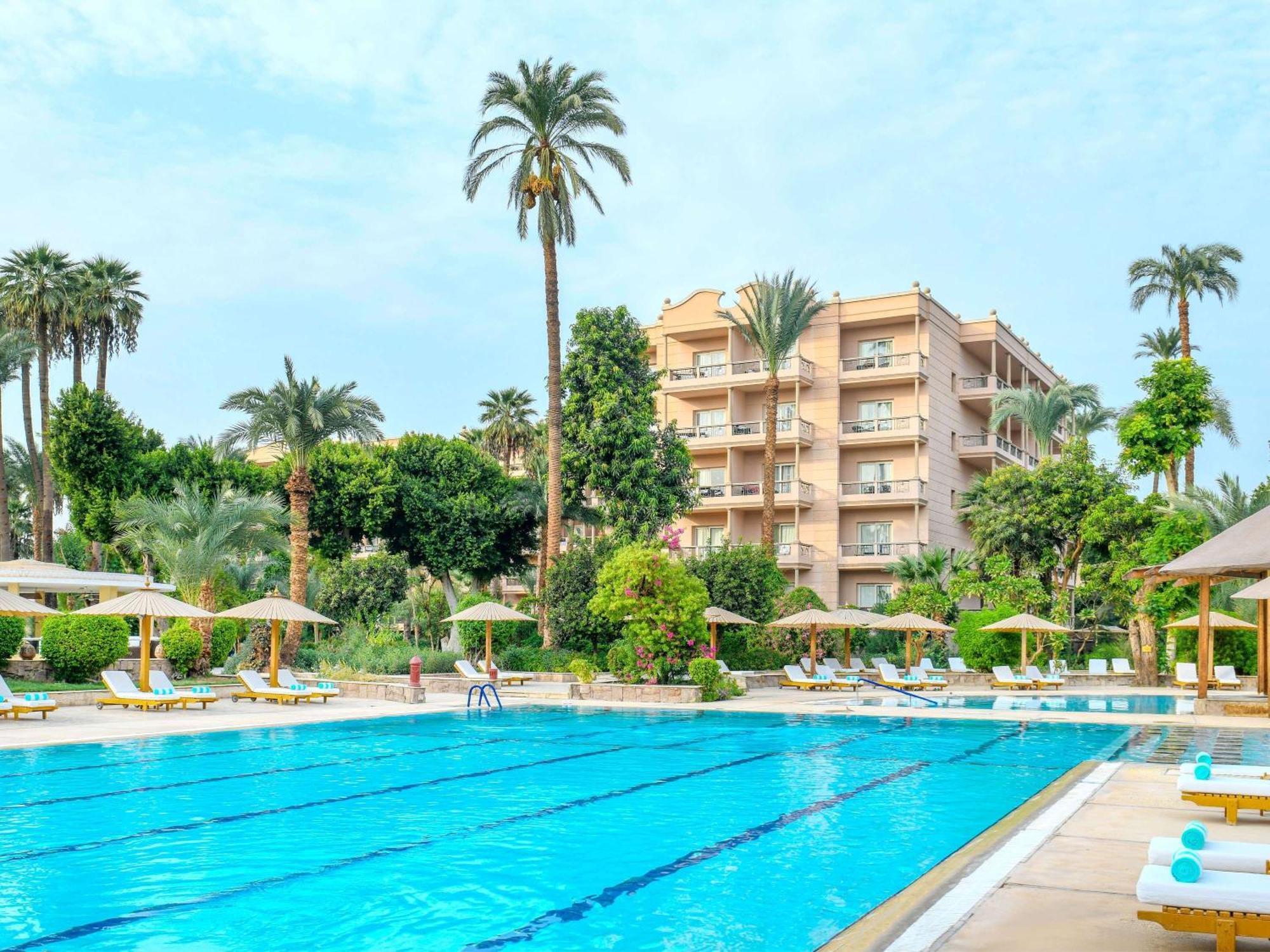 Pavillon Winter Luxor Hotel Bagian luar foto The swimming pool at the hotel