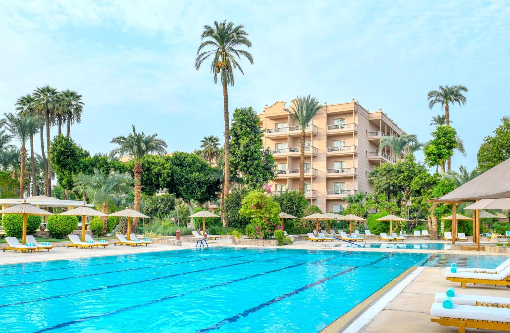 Pavillon Winter Luxor Hotel Bagian luar foto The swimming pool at the hotel