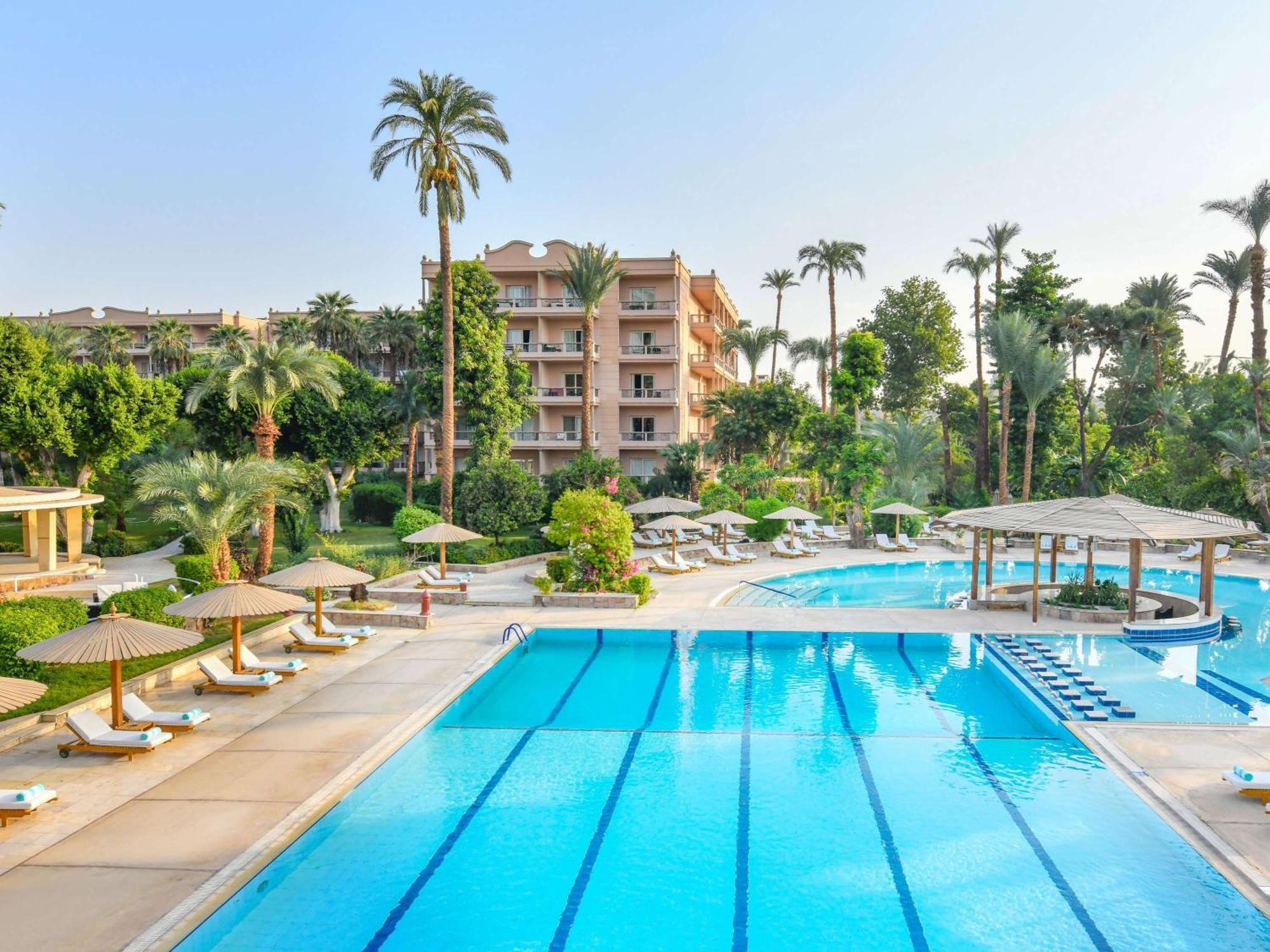 Pavillon Winter Luxor Hotel Bagian luar foto The swimming pool at the Four Seasons Hotel, Cairo at Nile Plaza