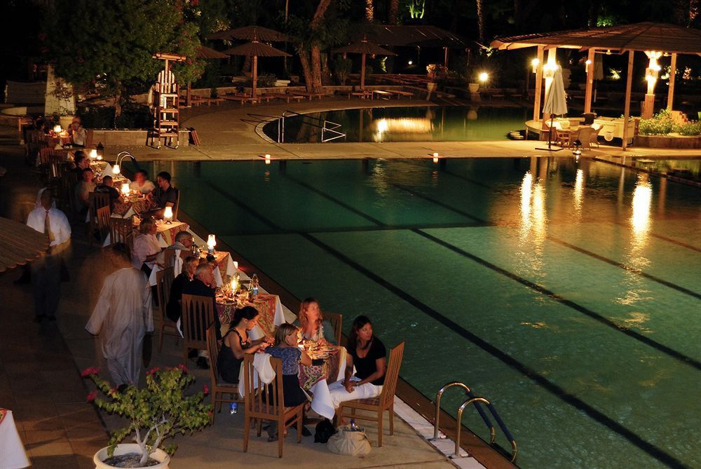 Pavillon Winter Luxor Hotel Bagian luar foto The swimming pool at the resort